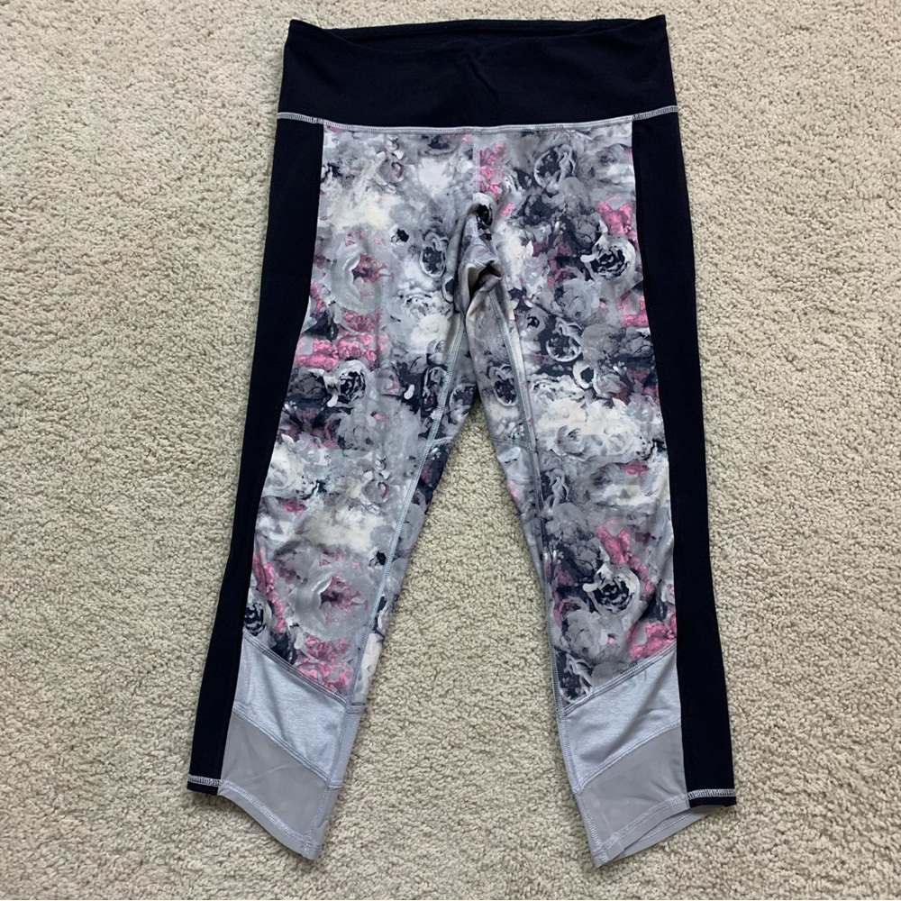LULULEMON Black Gray Pink ROSES If You're Lucky Crop YOGA Pant LEGGINGS  Size 8